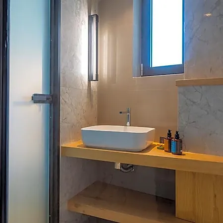 Hotel Anadeo &